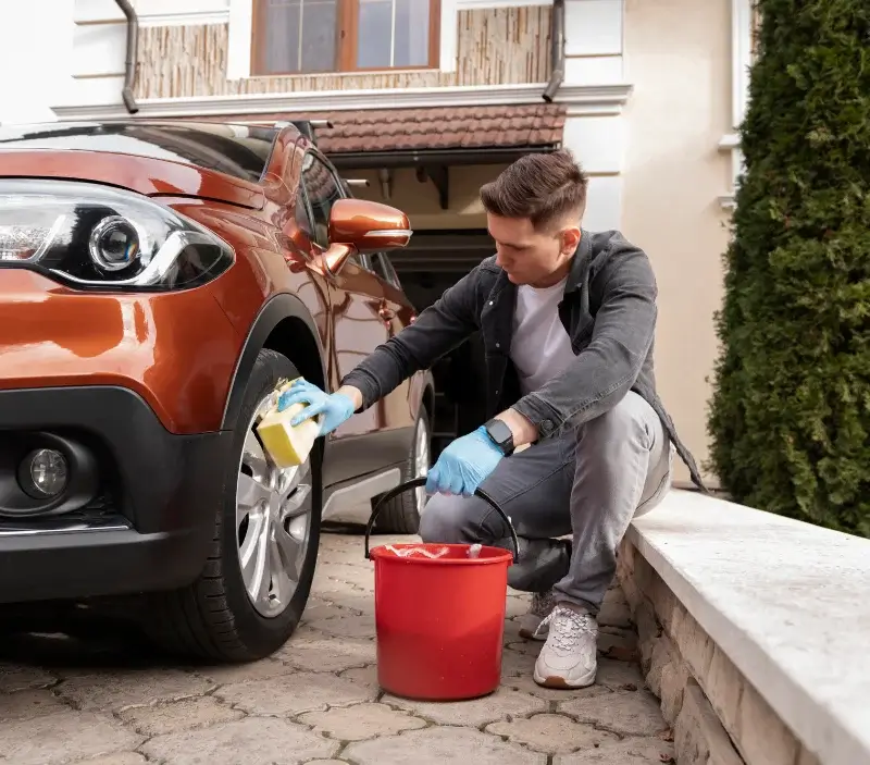 Lavage auto à domicile Saint-Marc-à-Frongier : professionnel intervenant sur un véhicule